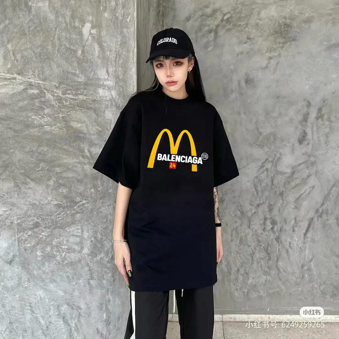 P80✨🔥 BALENCIAGA Paris co-branded Mc Donald's flocked letter printed short-sleeved T-shirt. Custom-woven and dyed 280g combed cotton heavyweight fabric. Zero color difference in threads. Perfect details. Different from the current version on the market. Welcome to compare. Same Style for men and women. Must-sell model in the picture above. Color: White Black Size: 1 2 3 4